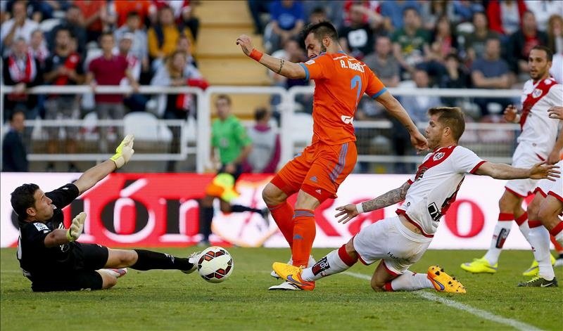 El delantero del Valencia, Álvaro Negredo (c), remata a puerta ante el portero del Rayo Vallecano, Antonio Rodríguez Toño (i), durante un partido, en una imagen de archivo. EFE/Archivo