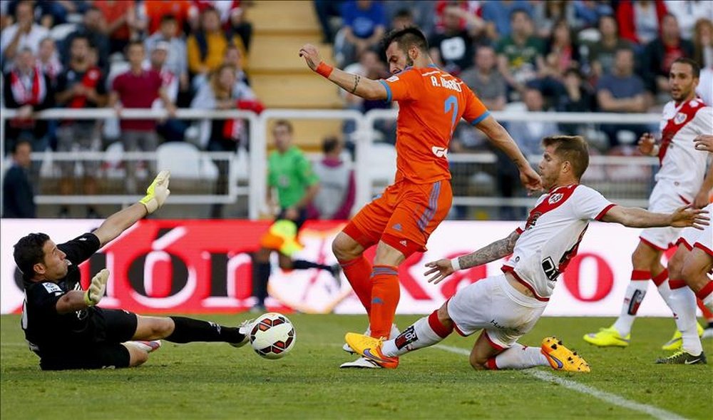 El delantero del Valencia, Álvaro Negredo (c), remata a puerta ante el portero del Rayo Vallecano, Antonio Rodríguez Toño (i), durante un partido, en una imagen de archivo. EFE/Archivo