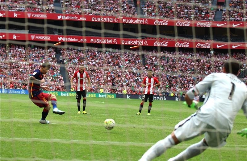 El portero del Athletic Club Gorka Iraizoz (d) se dispone a detener el penalty lanzado por el delantero argentino del FC Barcelona Lionel Messi (i), durante el partido de la primera jornada de la liga en Primera División disputado en San Mamés. EFE