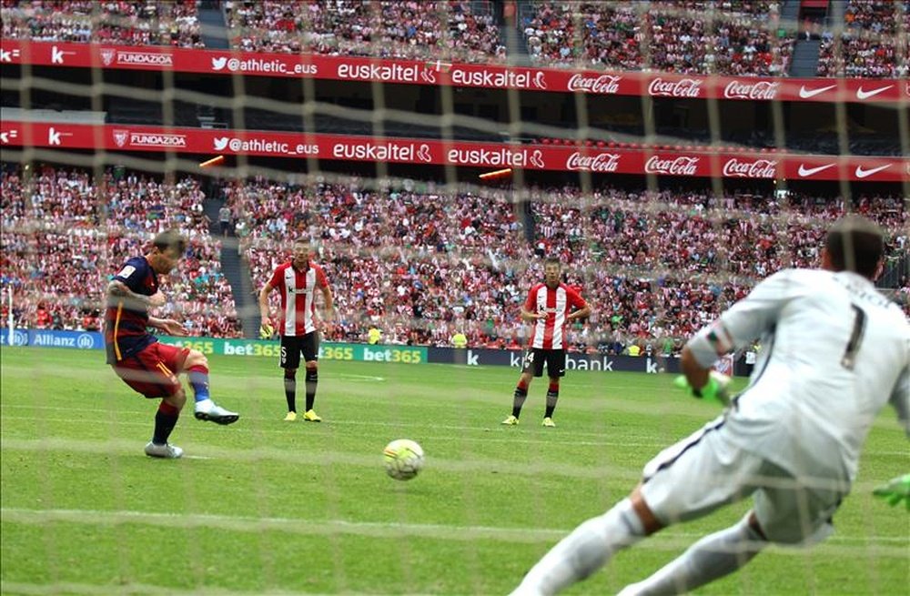 El portero del Athletic Club Gorka Iraizoz (d) se dispone a detener el penalty lanzado por el delantero argentino del FC Barcelona Lionel Messi (i), durante el partido de la primera jornada de la liga en Primera División disputado en San Mamés. EFE