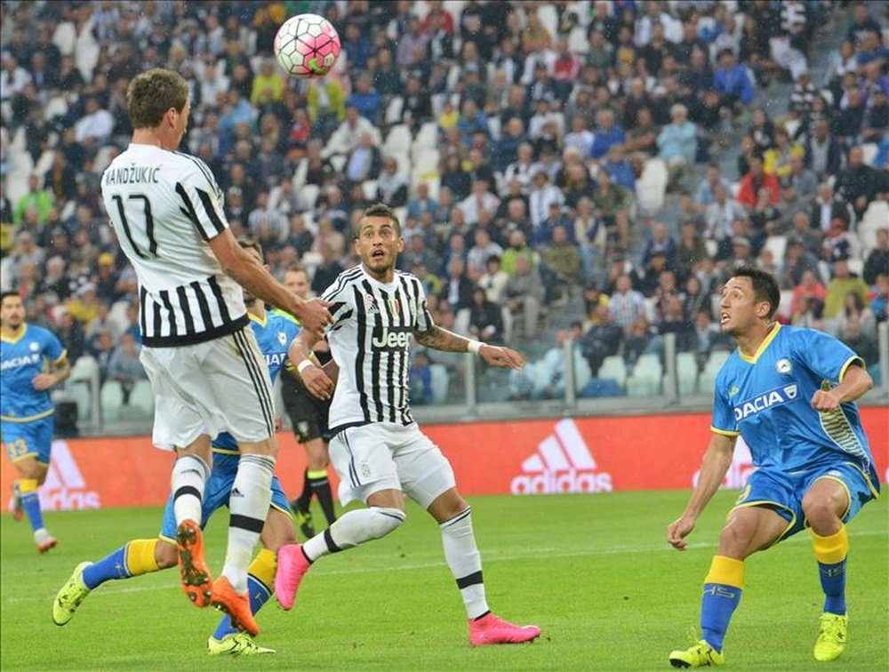 El delantero del Juventus Maro Mandzukic (i) en acción durante el partido de la Serie A que han jugado Juventus y Udinese en el Juventus stadium in Turin, Italia. EFE/EPA