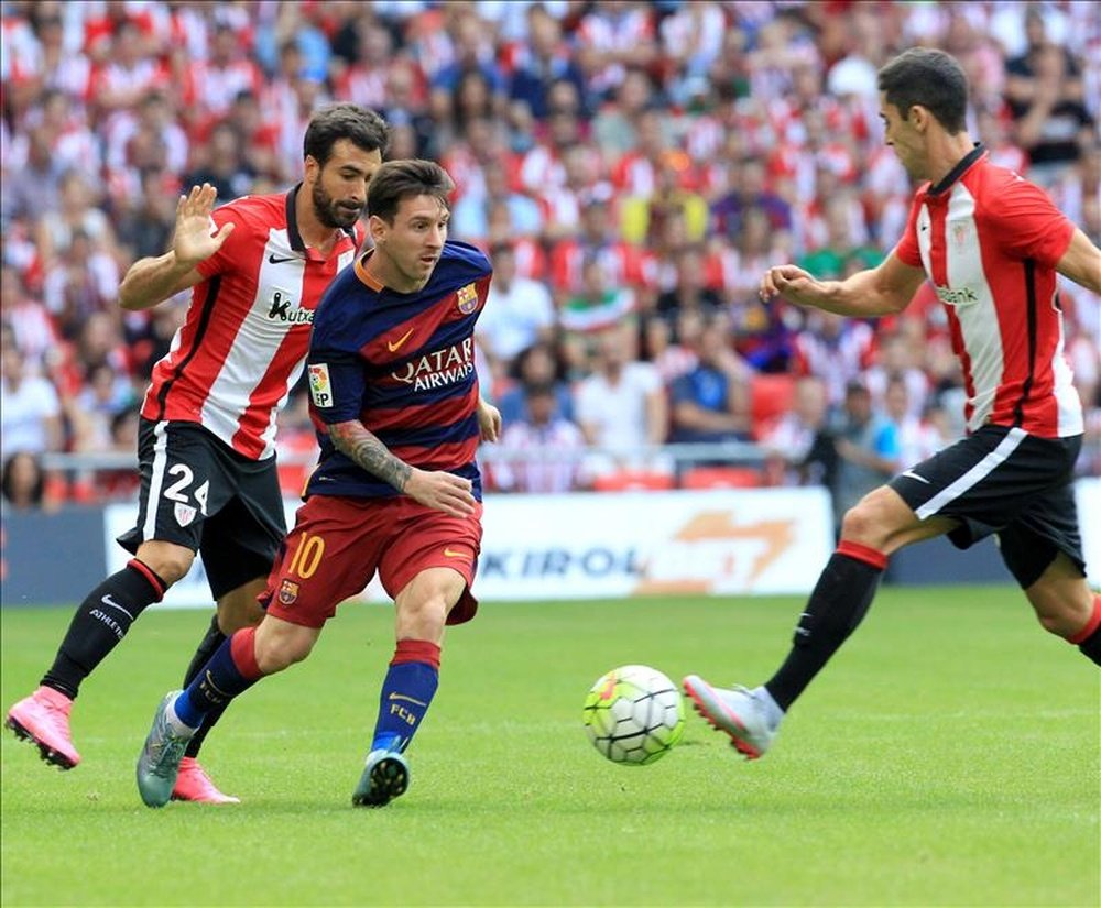 El defensa del Athletic Club Mikel Balenziaga (i) tras el delantero argentino del FC Barcelona Lionel Messi (2i), durante el partido de la primera jornada de la liga en Primera División disputado en San Mamés. EFE