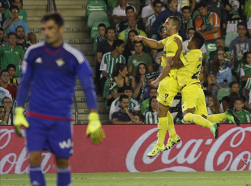 El delantero del Villarreal CF Roberto Soldado (c) celebra su gol, primero del equipo, con el argentino Matías Nahuel (d), durante el partido frente al Betis, correspondiente a la primera jornada de la Liga en Primera División que se disputó en el estadio Benito Villamarín. EFE