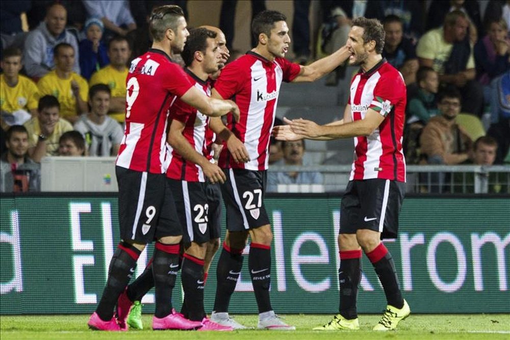 Los jugadores del Athletic Club de Bilbao celebran UN gol conseguido ante el MSK Zilina, durante el partido de ida de la fase previa de la Liga Europa disputado en Zilina, Eslovaquia, el pasado 20 de agosto del 2015. EFE