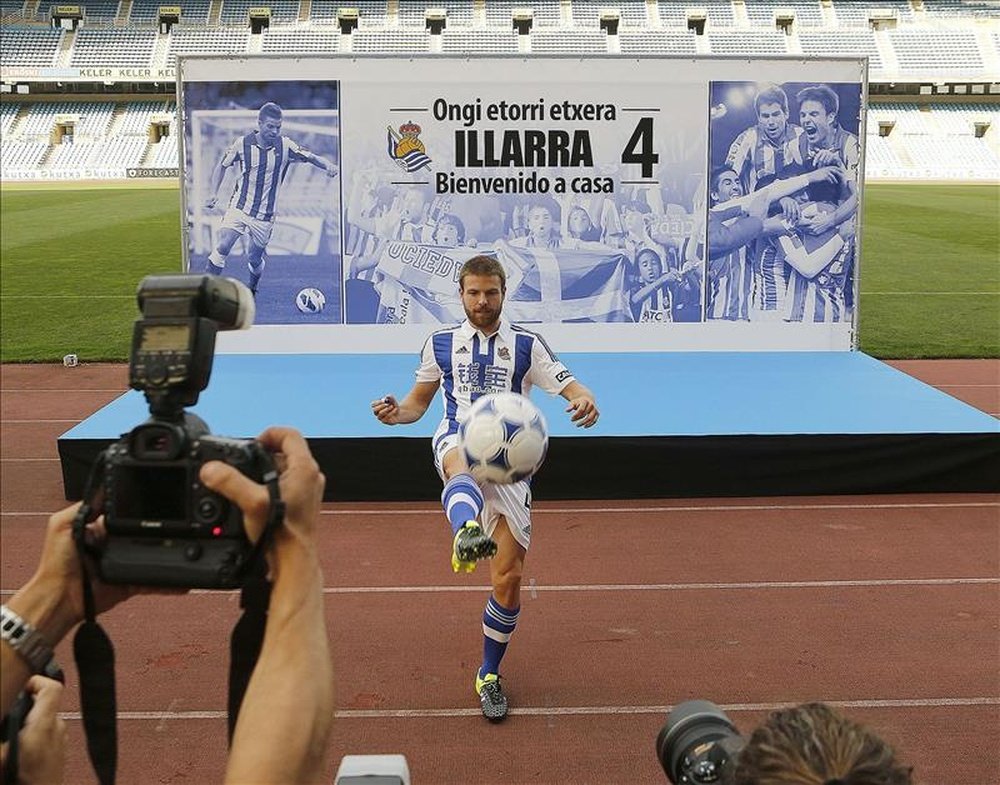 El jugador de la Real Sociedad, Asier Illarramendi, en su presentación esta tarde en el estadio Anoeta de San Sebastián. EFE