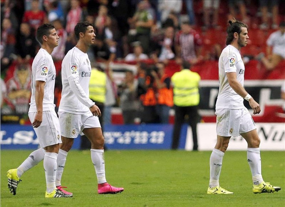 Los jugadores del Real Madrid Gareth Bale (d), Cristiano Ronaldo y James Rodríguez (i) al finalizar el partido de la primera jornada de la Liga. EFE
