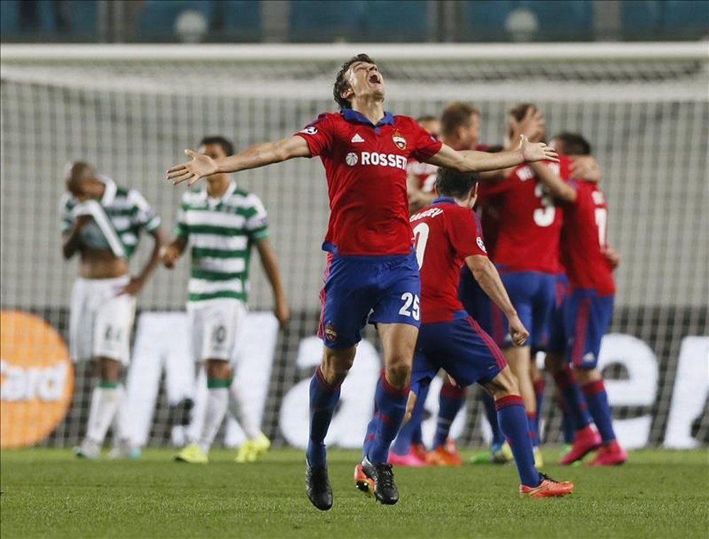 Roman Eremenko (C) del CSKA Moscú celebra la victoria de su equipo durante última ronda previa de la Liga de Campeones de la UEFA en Khimki (Rusia). EFE
