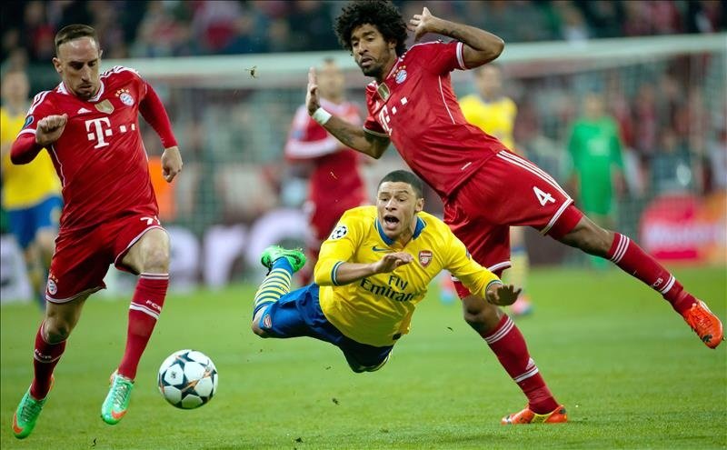 Franck Ribery (i) y Dante (d) del Bayern Munich ante Alex Oxlade-Chamberlain (c) en la vuelta de octavos de final de la Liga de Campeones de la UEFA en Múnich (Alemania). EFE/Archivo