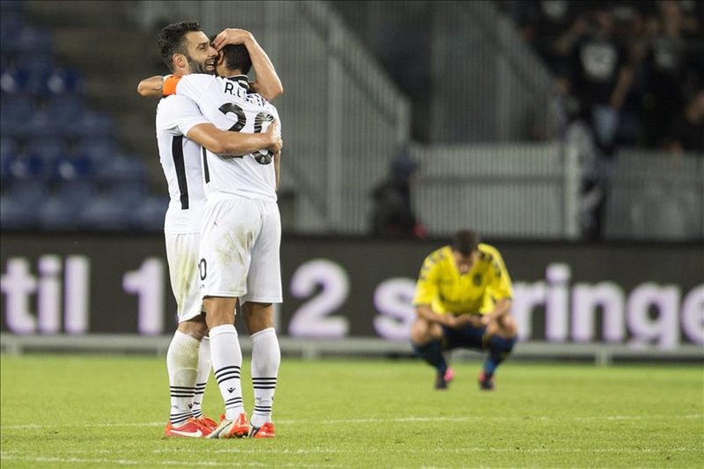 Georgios Tzavellas (i) y Ricardo Costa de PAOK celebran un gol, durante un partido clasificatorio para la Liga Europa en Brondby (Dinamarca). EFE