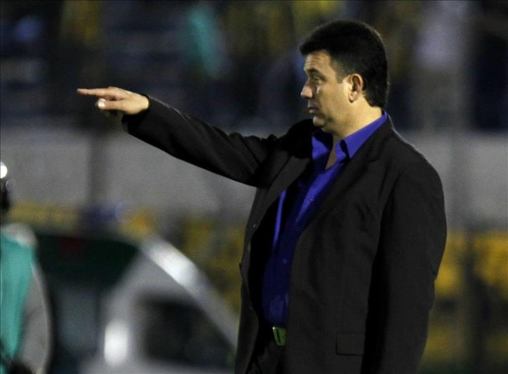 Fotografía tomada en agosto de 2014 en la que se registró al entrenador boliviano de fútbol Julio César Baldivieso, quien fue escogido como seleccionador del equipo nacional de Bolivia. EFE/Archivo