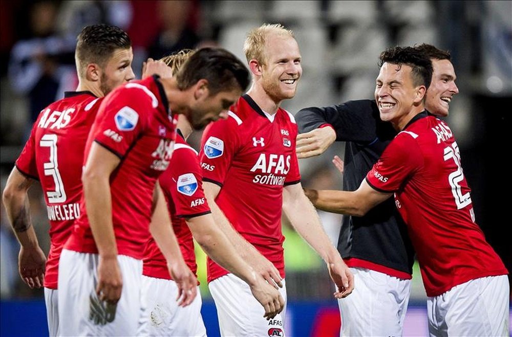 Jugadores del Alkmaar celebran su victoria ayer jueves 27 de agosto de 2015, durante un partido entre el AZ Alkmaar y el Astra Giurgiu por la última ronda de la fase previa a la Liga Europa, en Alkmaar (Holanda). EFE