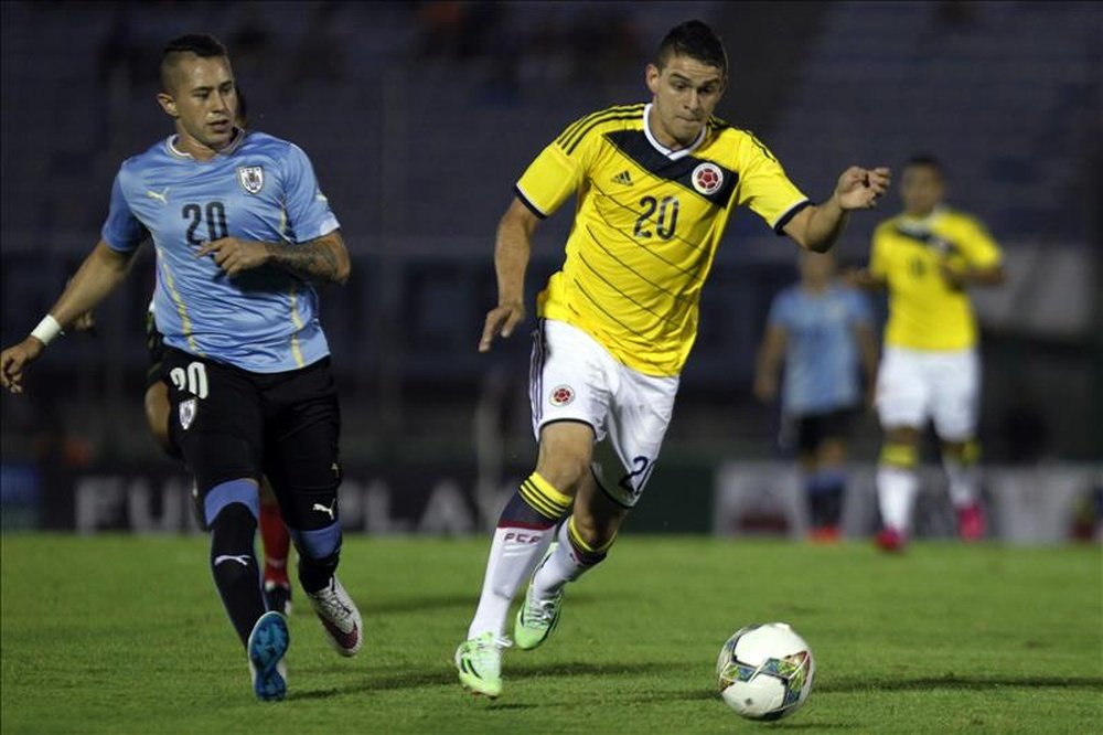 El jugador de Uruguay Rodrigo Amaral (i) disputa el balón con Rafael Santos (d) de Colombia. EFE/Archivo