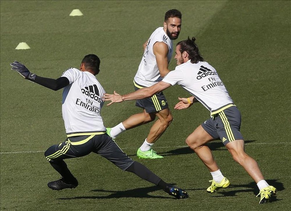 Los jugadores del Real Madrid, Keylor Navas (i), Daniel Carvajal (c), y Gareth Bale (d), durante el entrenamiento del equipo hoy, de cara al partido de Liga que disputan frente al Betis mañana, sábado, en el estadio Santiago Bernabéu. EFE