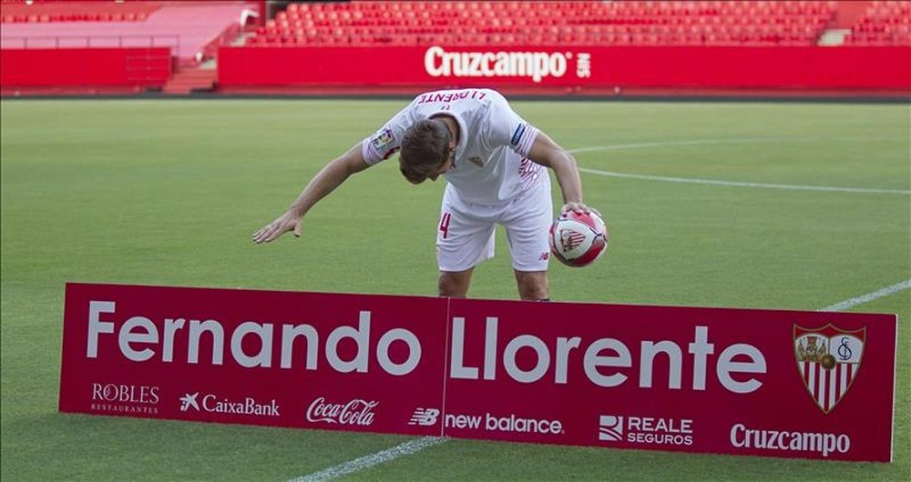 El delantero Fernando Llorente durante su presentación oficial como nuevo jugador del Sevilla FC, esta tarde en el Sánchez Pizjuán, en Sevilla. EFE