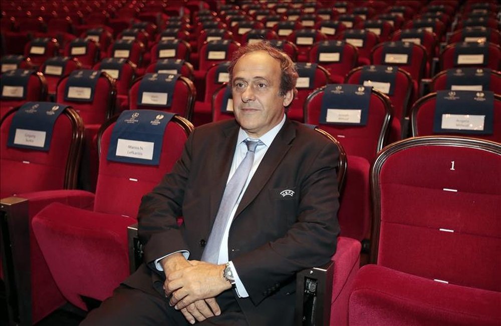 El presidente de la UEFA, Michel Platini, asiste al sorteo de la Liga Europa celebrado en el Foro Grimaldi en Mónaco. EFE