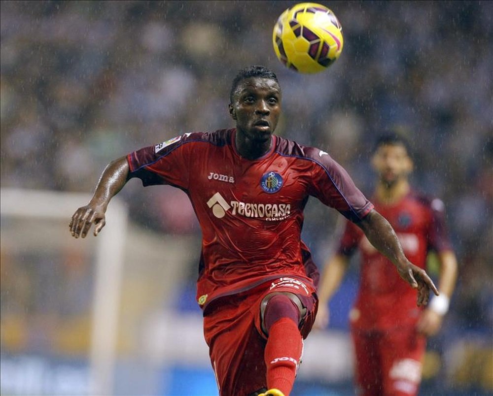 El centrocampista francés del Getafe Karim Yoda persigue un balón. EFE/Archivo