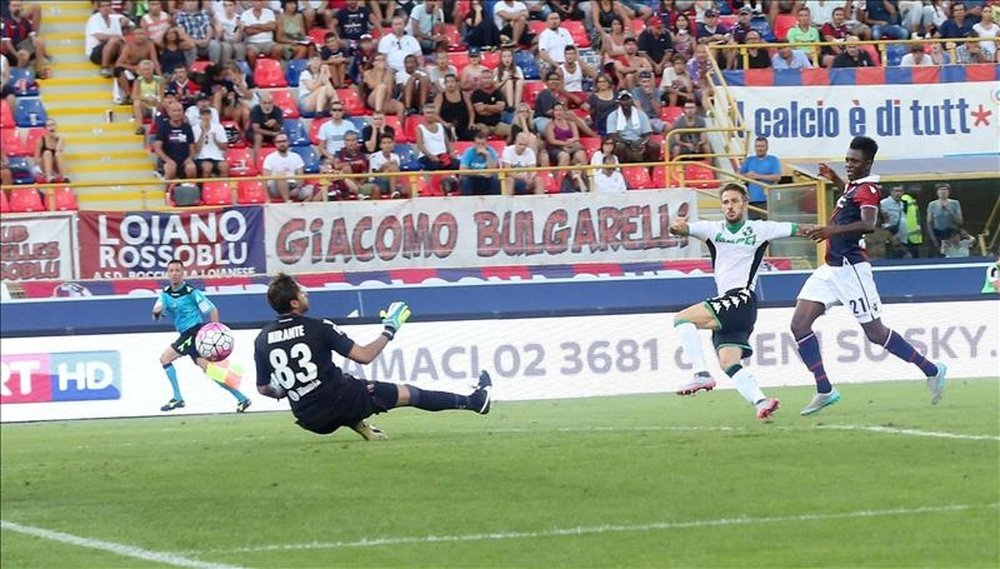 El delantero del US Sassuolo Antonio Floro Flores (c) logra un gol durante el partido de la Serie A que han jugado Bolonia y Sassuolo en el DallAra Stadium, Bolonia, Italia. EFE/EPA