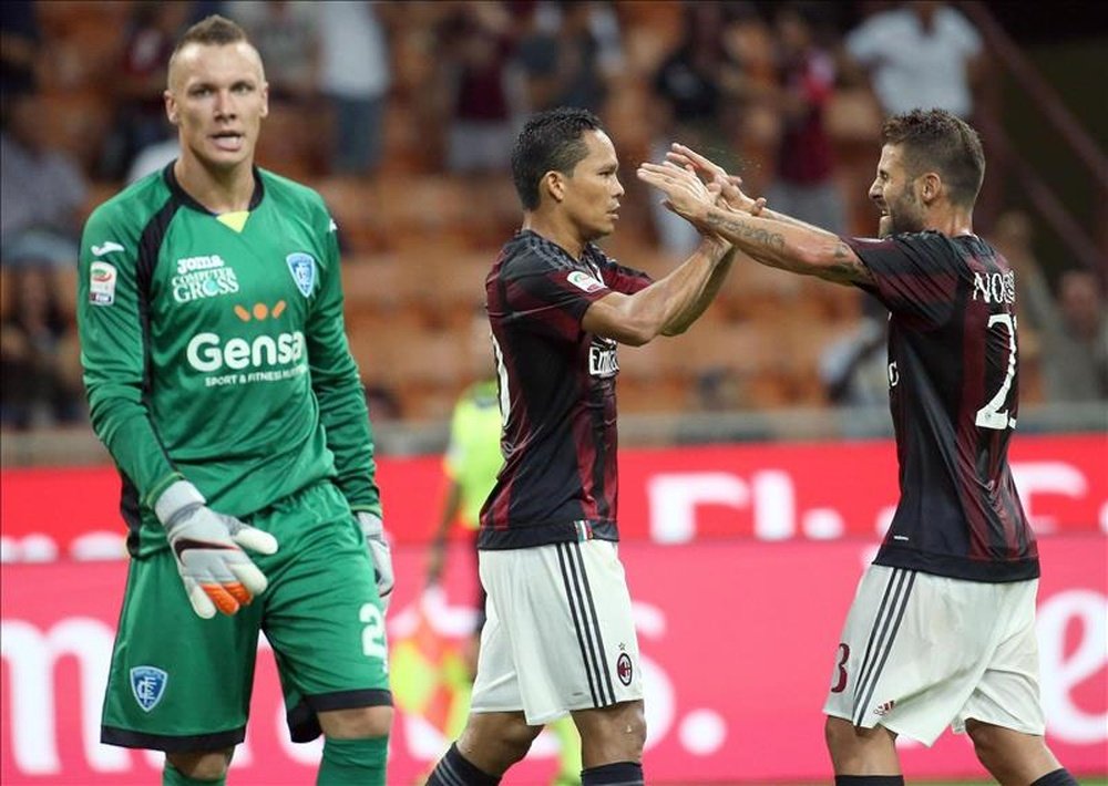 El delantero del Milan Carlos Bacca (c) celebra uno de los goles de equipo junto a Antonio Nocerino en el partido que han jugado AC Milan y Empoli FC en el Giuseppe Meazza de Milán, Italia. EFE/EPA