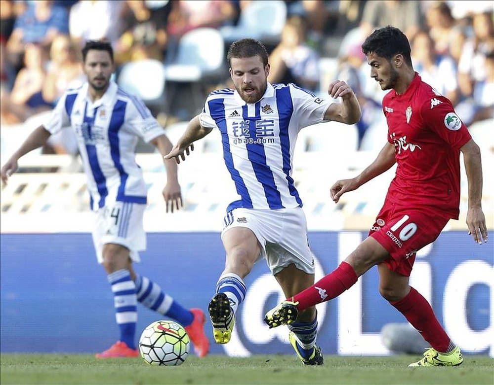 El jugador de la Real Sociedad, Illarramendi lucha un balón con Nacho Cases, del Sporting de Gijón, durante el encuentro de primera división que han disputado en el estadio de Anoeta de San Sebastián. EFE