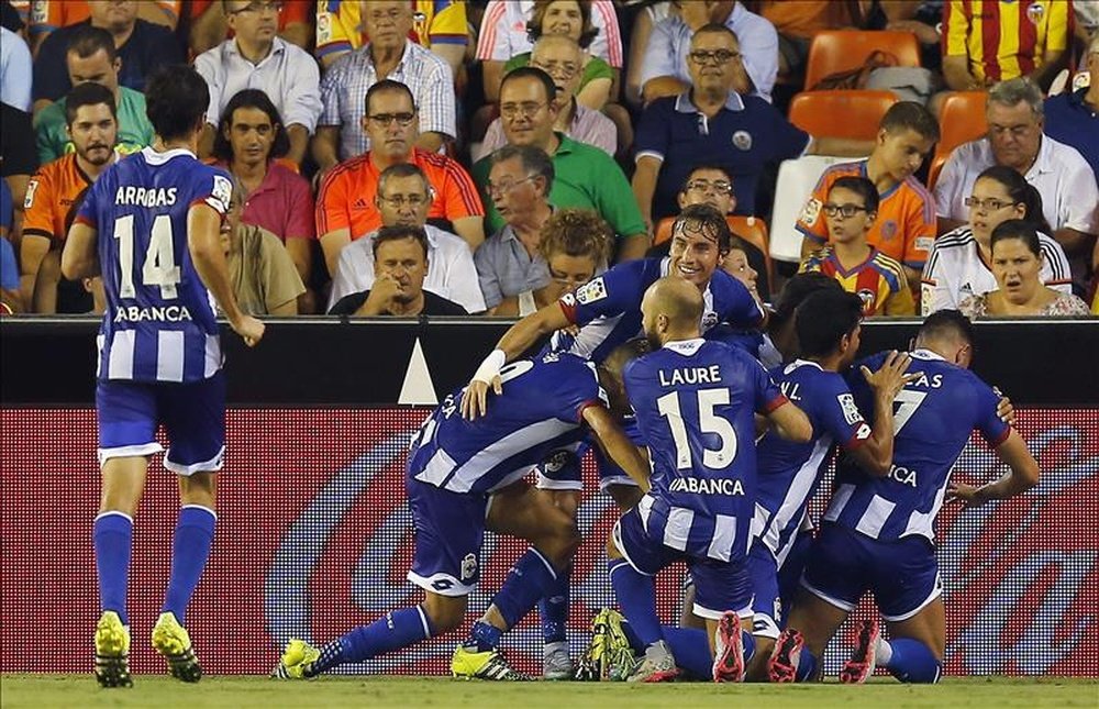 Los jugadores del Deportivo de La Coruña celebran el primer gol macado al Valencia por el centrocampista Lucas Pérez, durante el partido correspondiente a la segunda jornada de la Liga BBVA que ambos equipos disputaron en el estadio de Mestalla. EFE
