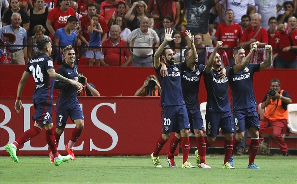 Los jugadores del Atlético de Madrid celebran su primer gol ante el Sevilla FC, conseguido por Koke (2d), durante el partido de la segunda jornada de Liga en Primera División que se disputó en el estadio Ramón Sánchez Pizjuán, en Sevilla. EFE