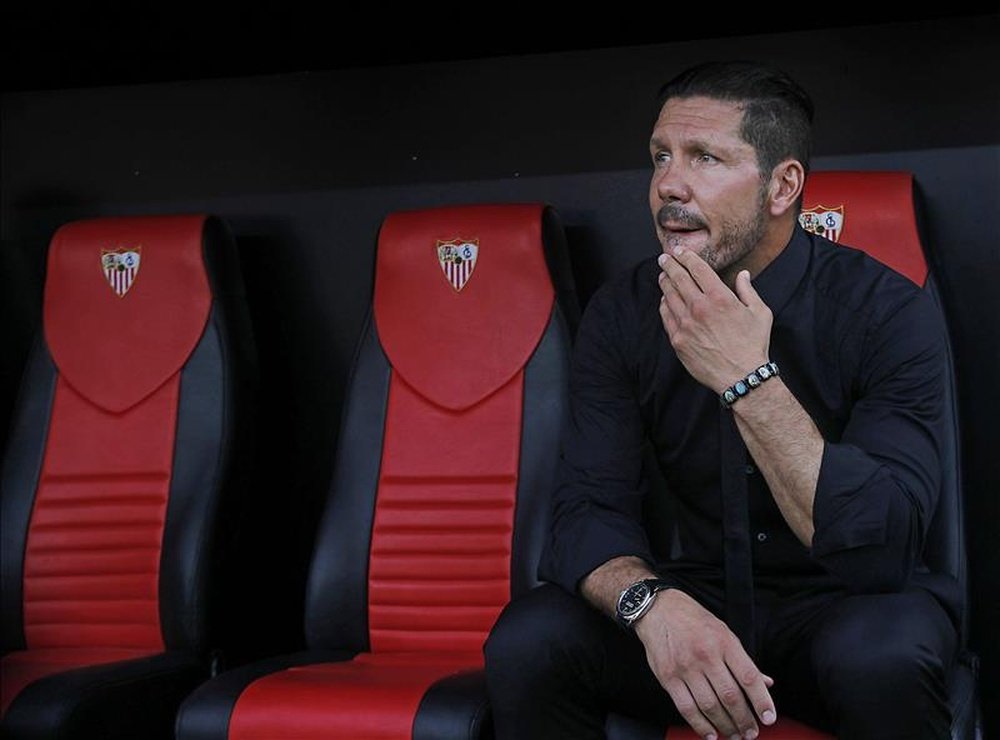 Atlético Madrid manager Diego Simeone, watching on against Sevilla. EFE
