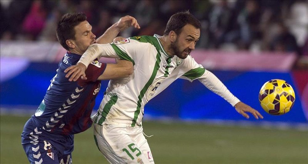 El defensa del Córdoba, David Omar (d), protege el balón ante el acoso del centrocampista del Eibar, Jon Errasti. EFE/Archivo