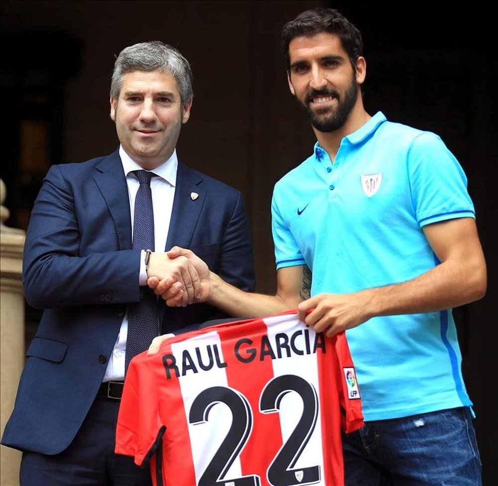 El centrocampista navarro procedente del Atlético de Madrid, Raúl García (d), acompañado por el presidente del Atletic Club, Josu Urrutia (i), durante su presentación hoy como nuevo jugador del Athletic de Bilbao, en el Palacio de Ibaigane, sede de su nuevo club. EFE