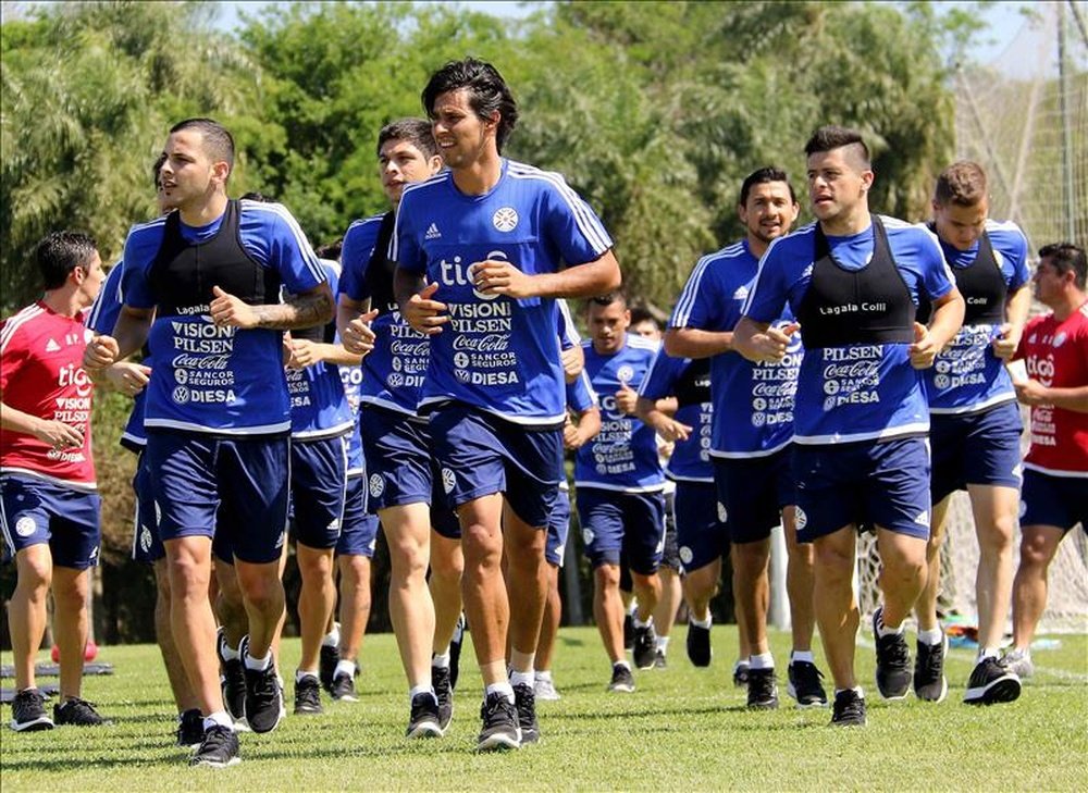 Jugadores paraguayos participan en un entrenamiento del equipo nacional, este 31 de agosto de 2015, en Ypané (Paraguay). EFE