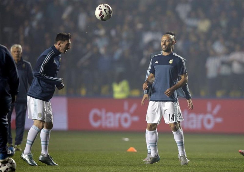 Los jugadores argentinos Lionel Messi (i) y Javier Mascherano durante el calientamiento previo al partido Argentina-Paraguay, de semifinales de la Copa América de Chile 2015, el pasado 30 de junio de 2015. EFE/Archivo