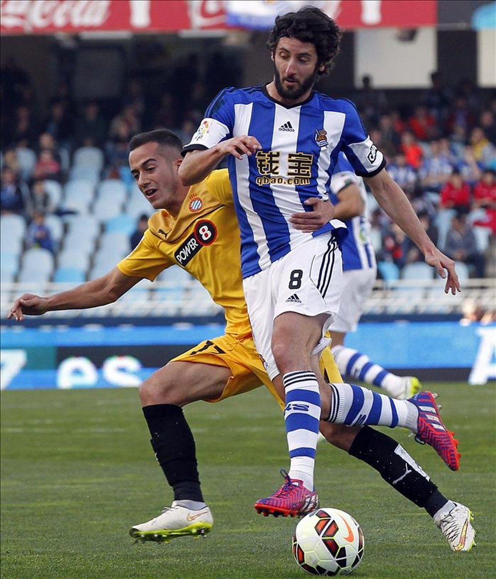 El centrocampista de la Real Sociedad Esteban Granero (d) disputa un balón con el centrocampista del Espanyol Lucas Vázquez (i). EFE/Archivo