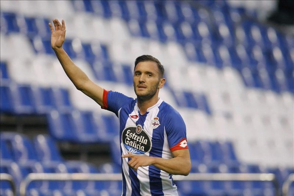 El jugador del Deportivo, Lucas Pérez celebra su segundo gol ante el CD Lugo durante el partido del XVII Torneo Victoria Memorial Moncho Rivera disputado esta tarde en el estadio de Riazor. EFE