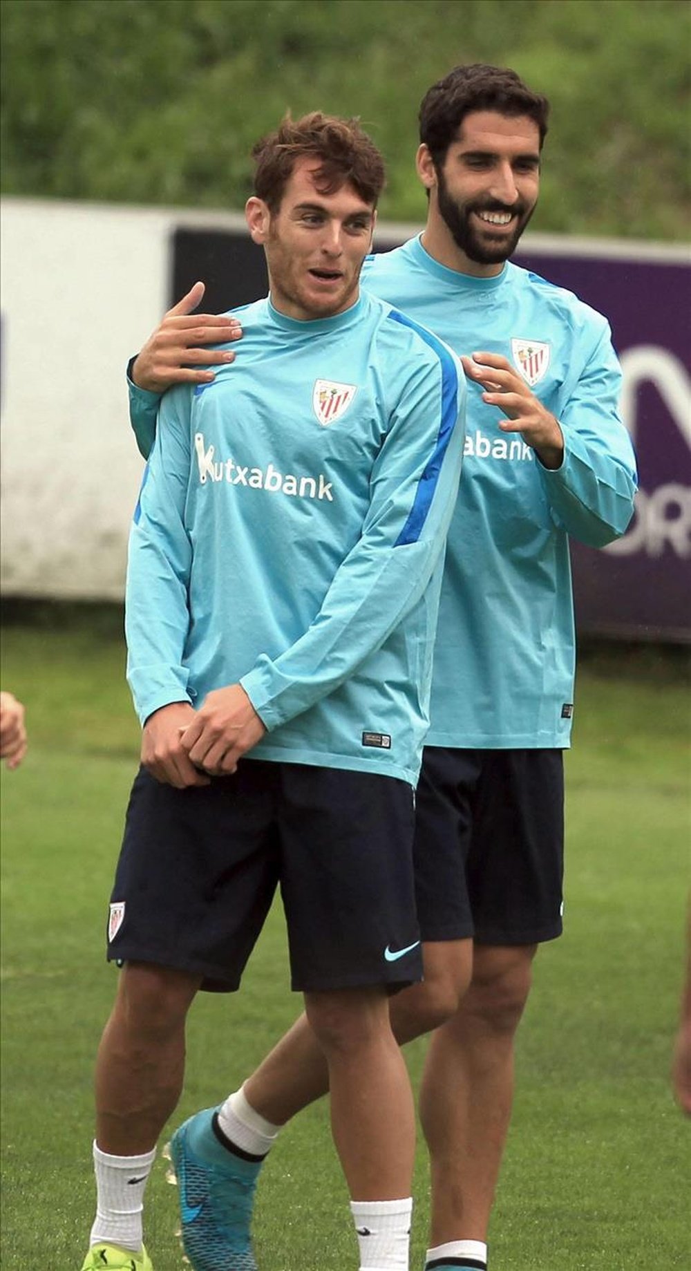 El exjugador del Atlético de Madrid Raúl García (d) junto a Ibai Gómez en su primer entrenamiento esta mañana como nuevo jugador del Athletic de Bilbao. EFE