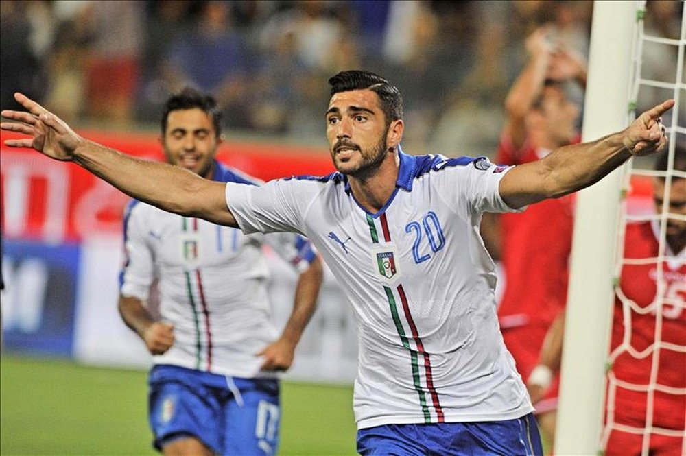 El jugador italiano Graziano Pelle celebra despues de anotar un gol durante un partido entre Italia y Malta por la clasificación del grupo H de la Eurocopa UEFA 2016 en el estadio Artemio Franchi de Florencia (Italia). EFE