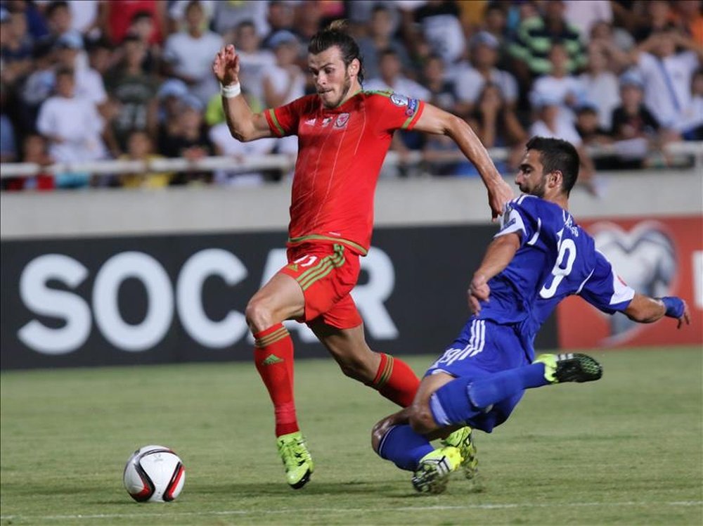 El jugador Gareth Bale (i) de Gales disputa el balón con Kostas Laifis (d) de Chipre hoy, jueves 3 de septiembre de 2015, en el partido del Grupo B para la clasificación a la Euro 2016 de la UEFA en el Estadio GSP Stadium, Nicosia (Chipre). EFE