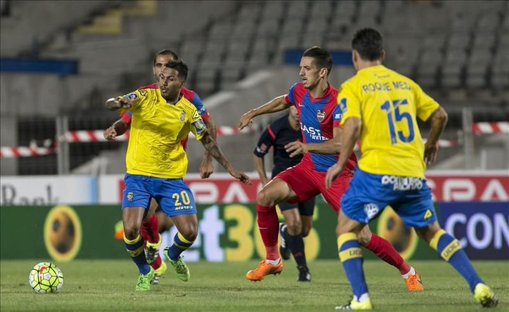 El delantero de Las Palmas Jonathan Viera (i) intenta controlar el balón entre los jugadores del Levante UD, durante el partido de la segunda jornada de Liga en Primera División que se disputa en el estadio Gran Canaria, en Las Palmas. EFE/Archivo