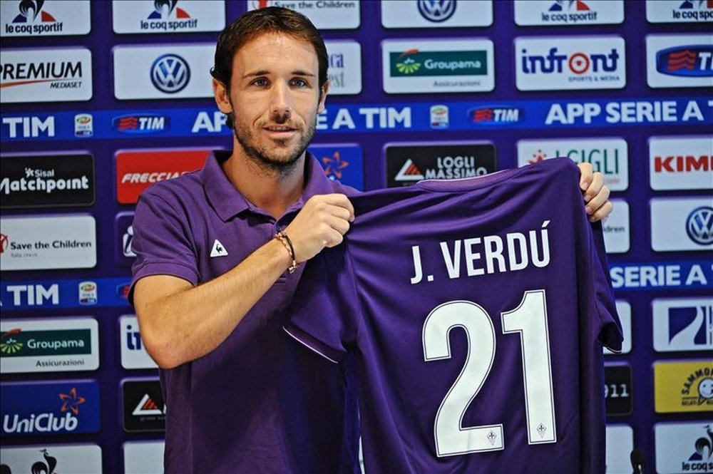 El centrocampista español Joan Verdú posa con su nuevo dorsal durante su presentación como nuevo jugador del Fiorentina, en Florencia (Italia), hoy, 4 de septiembre de 2015. EFE