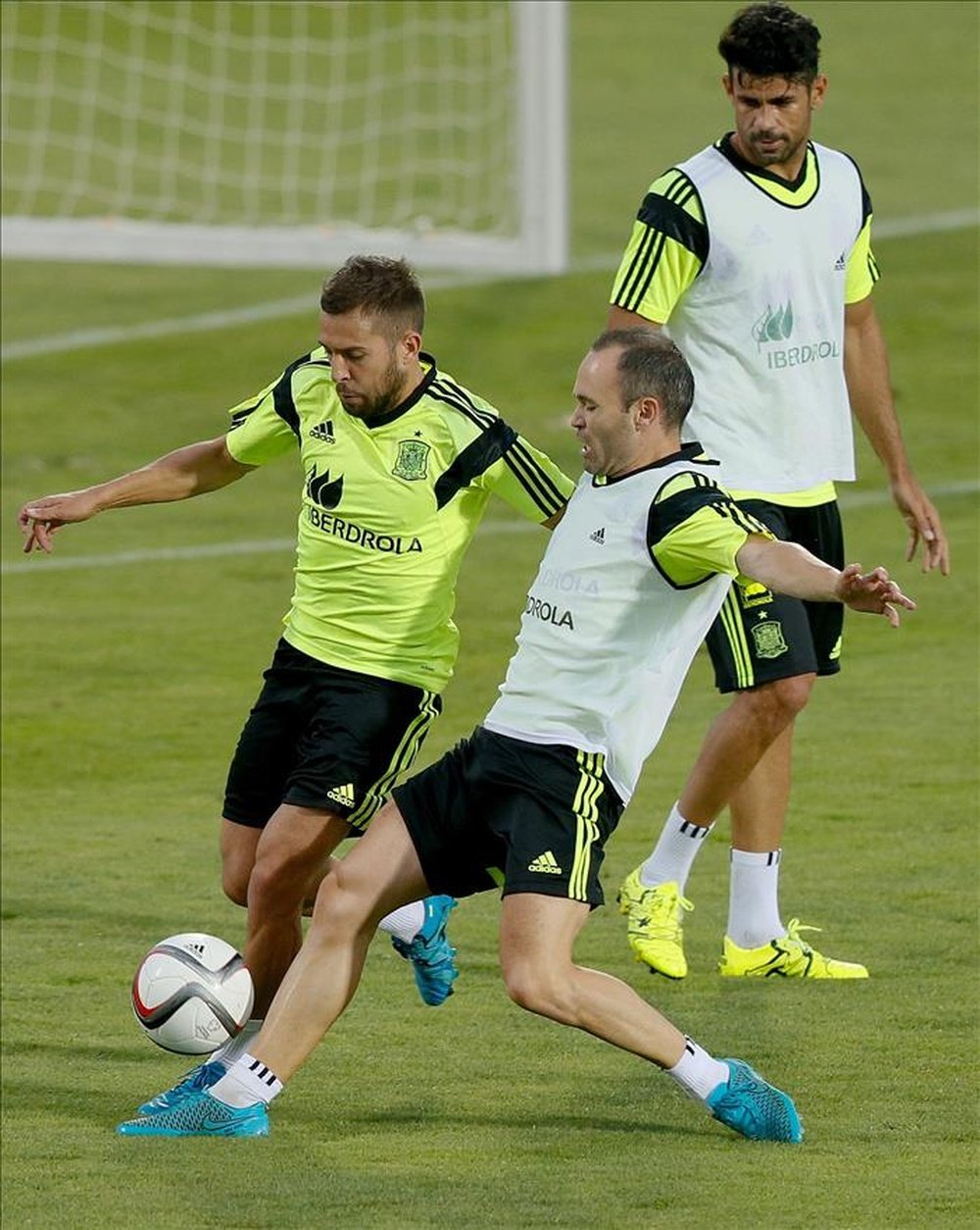 Los jugadores de la selección nacional de fútbol Jordi Alba (i), Andrés Iniesta (c) y Diego Costa, durante el entrenamiento del combinado español en la Ciudad del Fútbol de Las Rozas (Madrid). EFE/Archivo