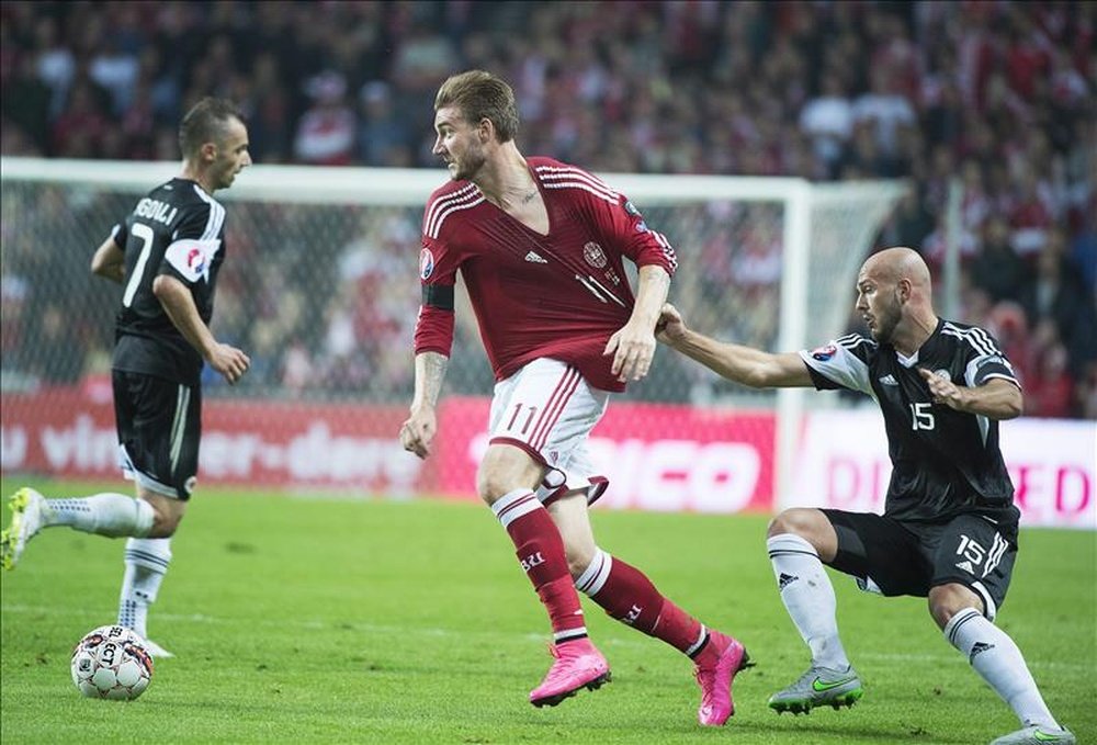 Nicklas Bendtner de Dinamarca (C) contra Arlind Ajeti de Albania. EFE