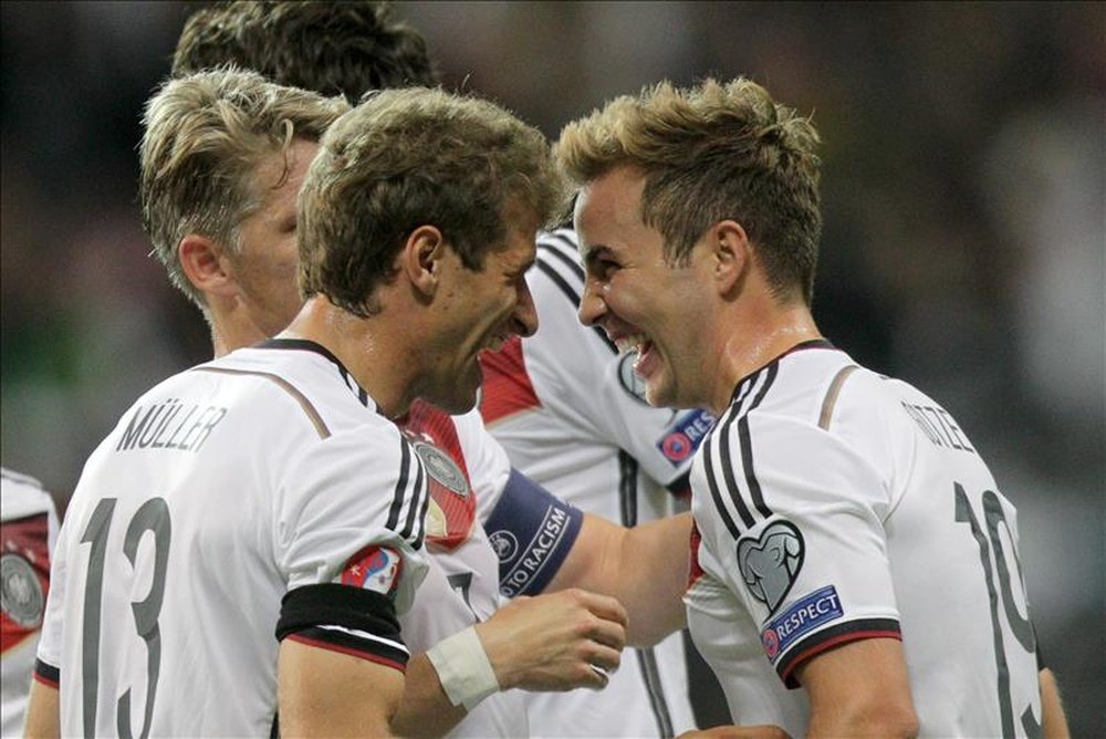 Los jugadores alemanes Mario Goetze (d) y Thomas Mueller celebran un gol ante Polonia. EFE
