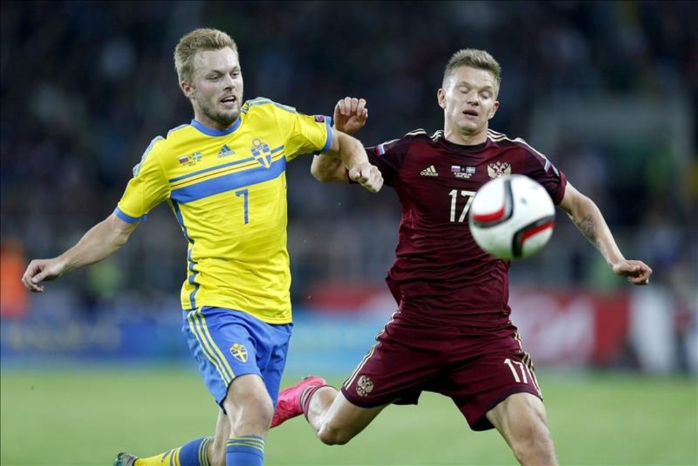 El ruso Oleg Shátov (d) en acción contra Sebastian Larsson de Suecia durante la ronda de clasificación del Grupo G para el Eurocopa 2016 en el Otkrytie Arena en Moscú. EFE