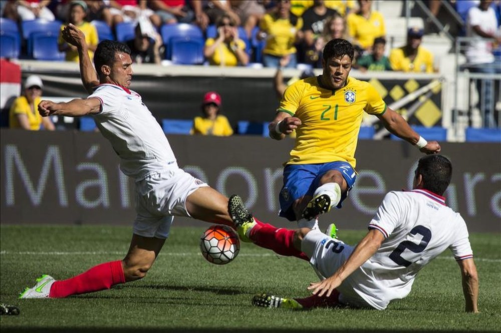 El jugador de la selección de Brasil Hulk (c) anota ante Costa Rica hoy, sábado 5 de septiembre de 2015, durante el juego amistoso que enfrenta a ambas selecciones en el césped del Red Bull Arena de Nueva Jersey (EEUU). EFE