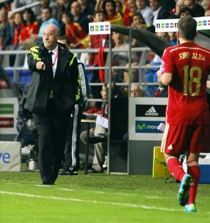 El entrenador de la selección española, Vicente del Bosque (i), durante el partido de clasificación para la Eurocopa 2016 ante Eslovaquia disputado ayer en el estadio Carlos Tartiere, en Oviedo. EFE