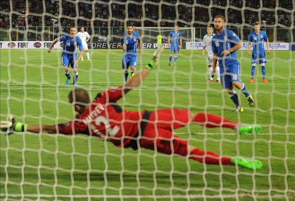El italiano Daniele De Rossi marca desde el punto de penalti en el partido contra Bulgaria. EFE