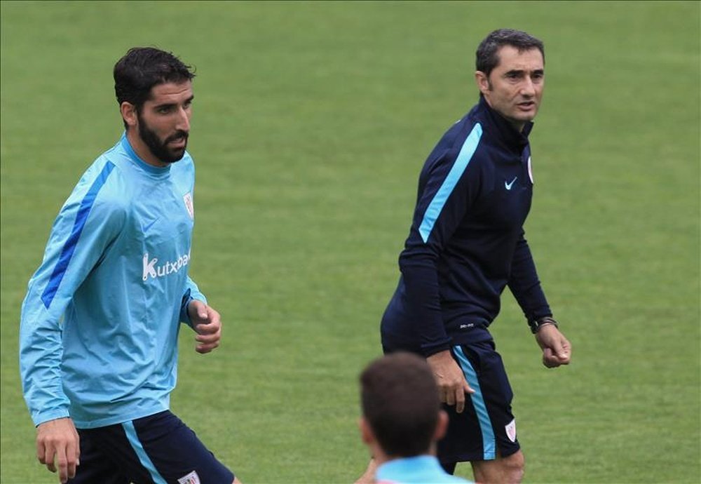 El exjugador del Atlético de Madrid Raúl García (i) junto a su nuevo entrenador, Ernesto Valverde, en su primer entrenamiento el pasado 3 de septiembre como nuevo jugador del Athletic de Bilbao. EFE