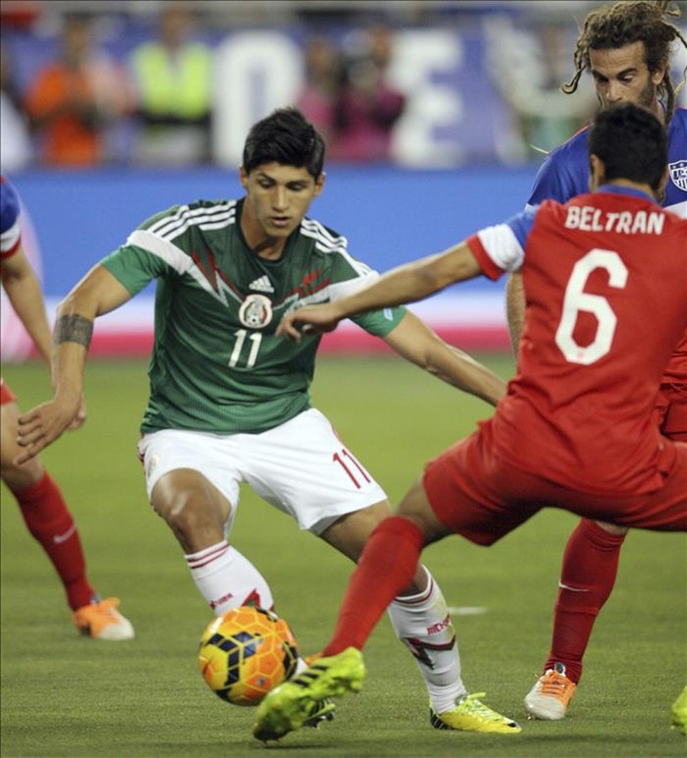 El mexicano Alan Pulido (i) controla el balón en un amistoso de la selección mexicana. EFE/archvio