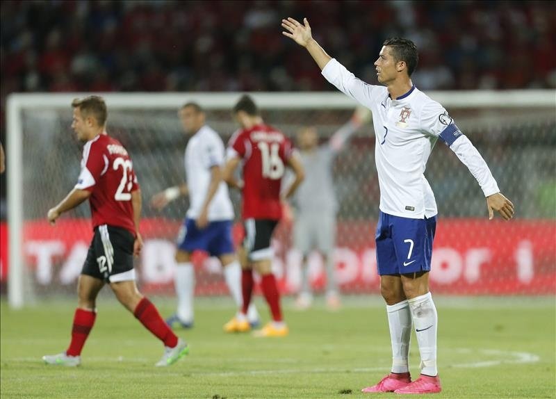 Cristiano Ronaldo (d) de Portugal reacciona en el juego ante Albania hoy, lunes 7 de septiembre de 2015, durante su partido de la Eurocopa 2016 en el Elbasan Arena en Elbasan (Albania). EFE