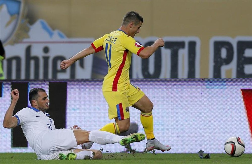 Loukas Vyntra (i) de Grecia disputa el balón con Gabriel Torje (d) de Rumanía hoy, lunes 7 de septiembre de 2015, durante su partido clasificatorio del Grupo F, de la Eurocopa 2016 en Bucarest (Rumanía). EFE