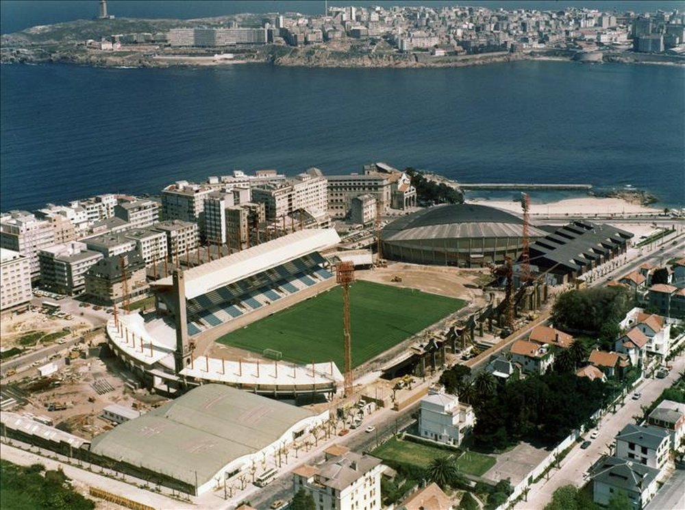El Deportivo ha anunciado que se reserva expresamente permitir el acceso de aficionados del Sporting de Gijón al estadio de Riazor en localidades no reservadas a los mismos cuando estos sean portadores de camisetas, bufandas y demás signos distintivos del club asturiano. EFE/Archivo