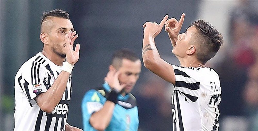 El delantero Paulo Dybala, de Juventus (d) celebra el gol de penalti logrado ante el Chievo durante el partido de la Serie A jugado en Turín, Italia. EFE/EPA